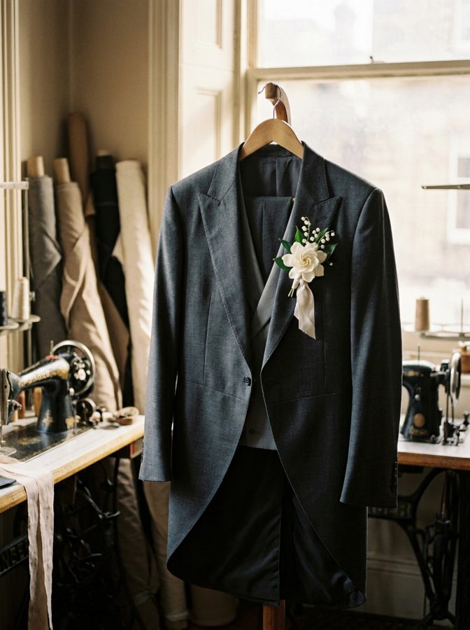 Traje de novio con flor en la solapa